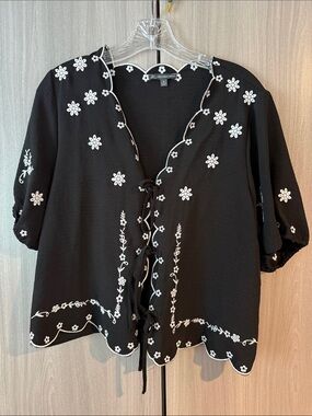 Adrianna Papell Black Sleeveless Top with White Floral Scallop Trim